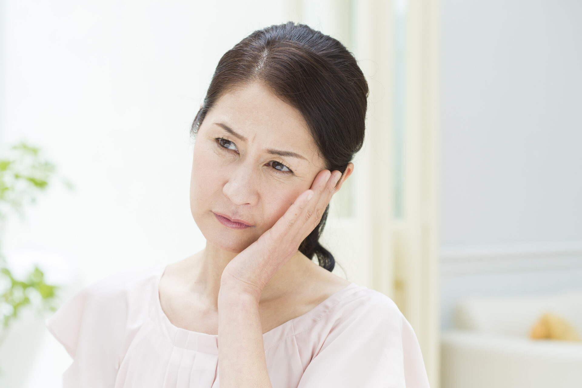 食いしばりの原因とは?歯や顎への影響とマウスピースによる対策